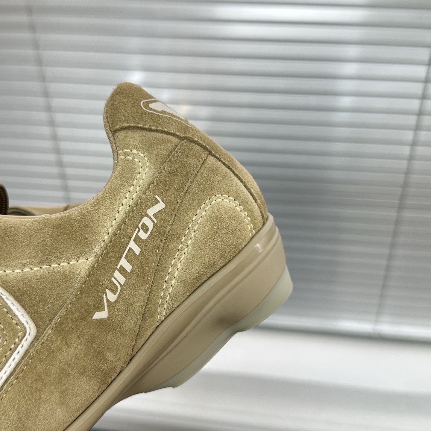 1AHTX7 LV フットプリント サッカー