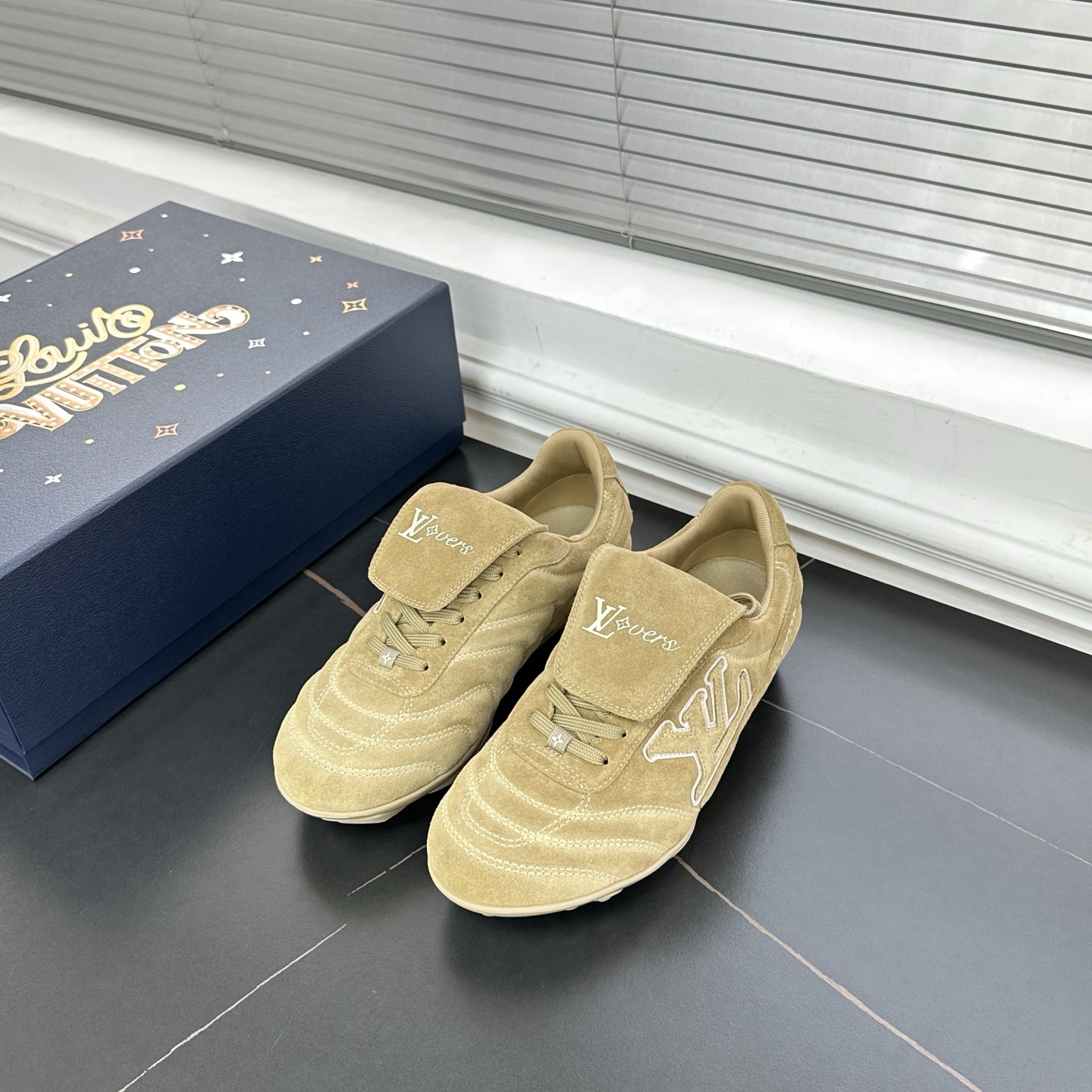 1AHTX7 LV フットプリント サッカー