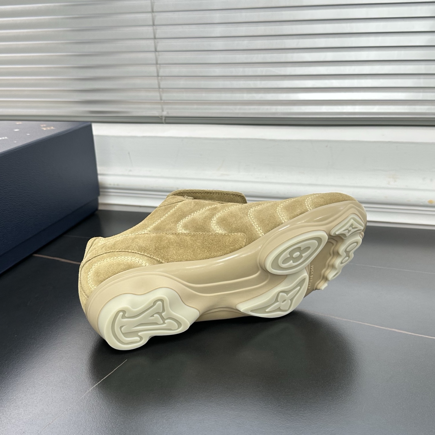 1AHTX7 LV フットプリント サッカー