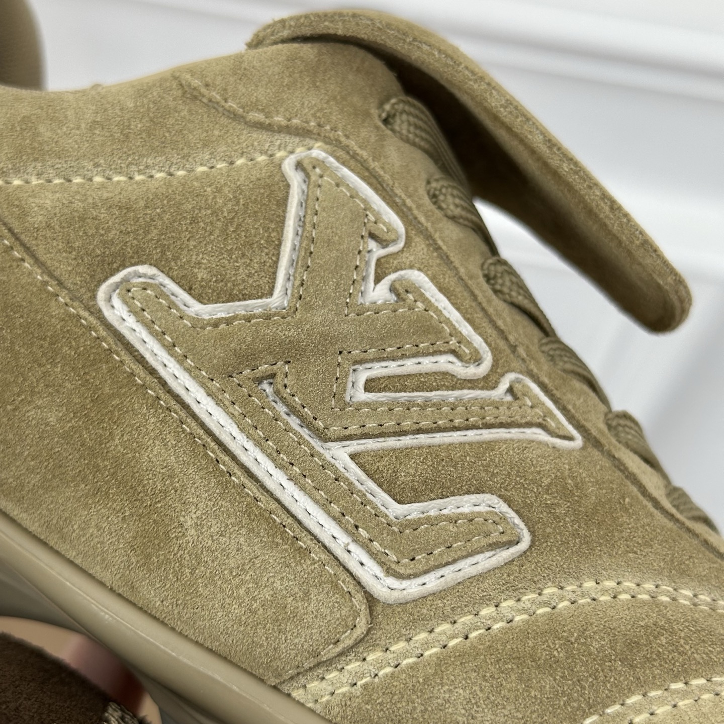 1AHTX7 LV フットプリント サッカー