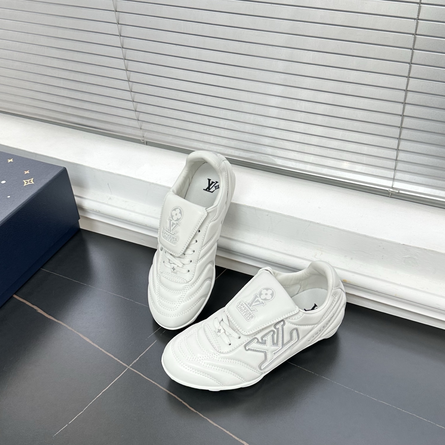 1AHDO9 LV フットプリント サッカー スニーカー