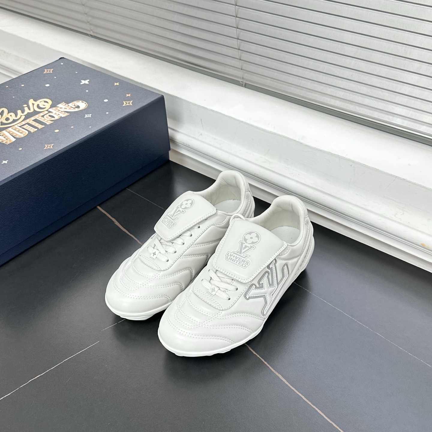 1AHDO9 LV フットプリント サッカー スニーカー