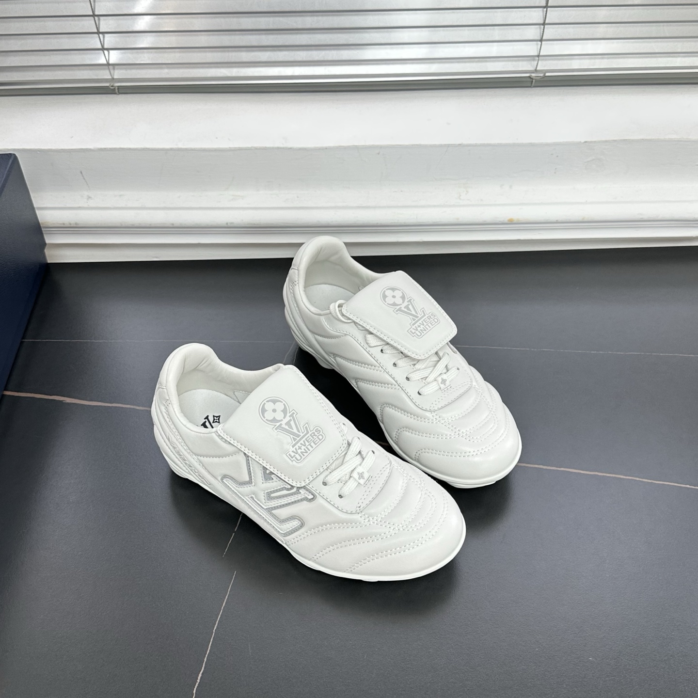 1AHDO9 LV フットプリント サッカー スニーカー