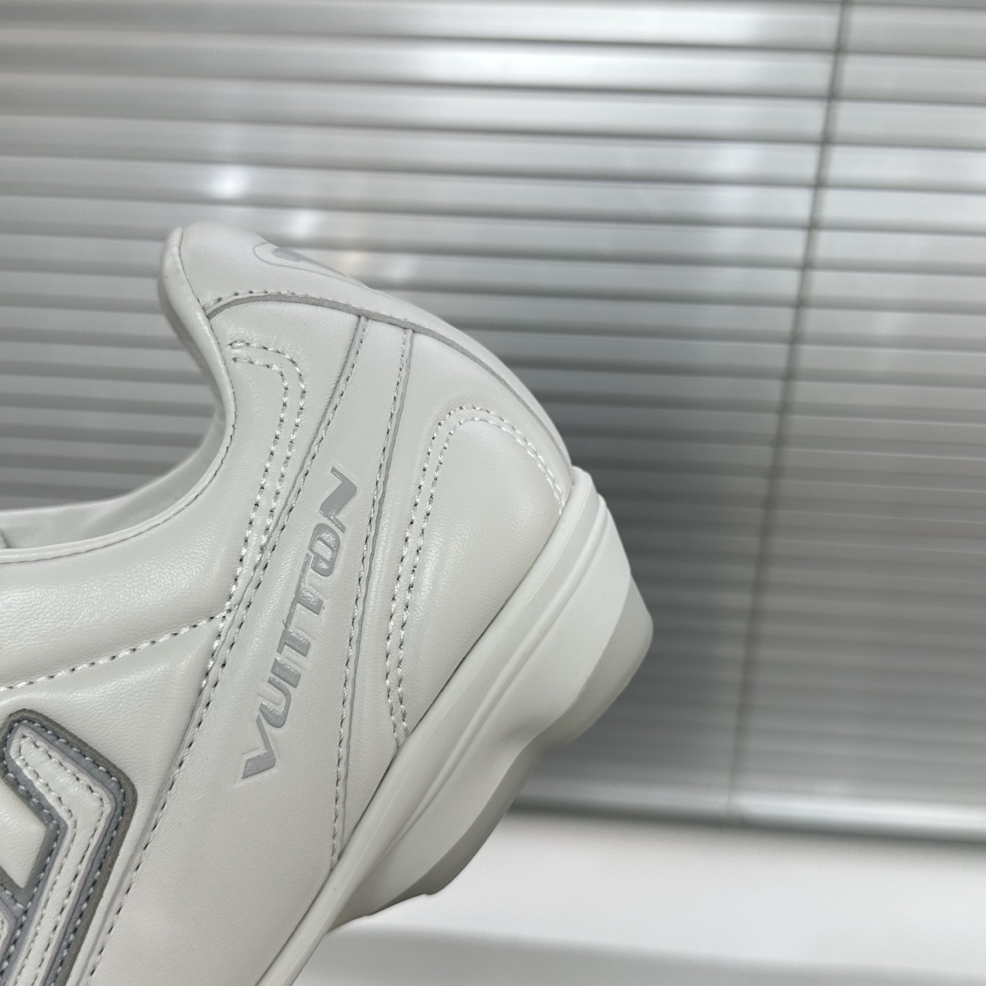 1AHDO9 LV フットプリント サッカー スニーカー