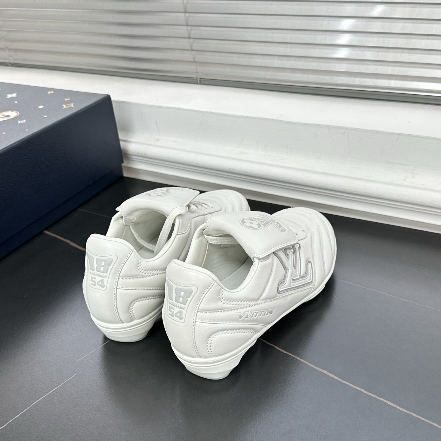 1AHDO9 LV フットプリント サッカー スニーカー