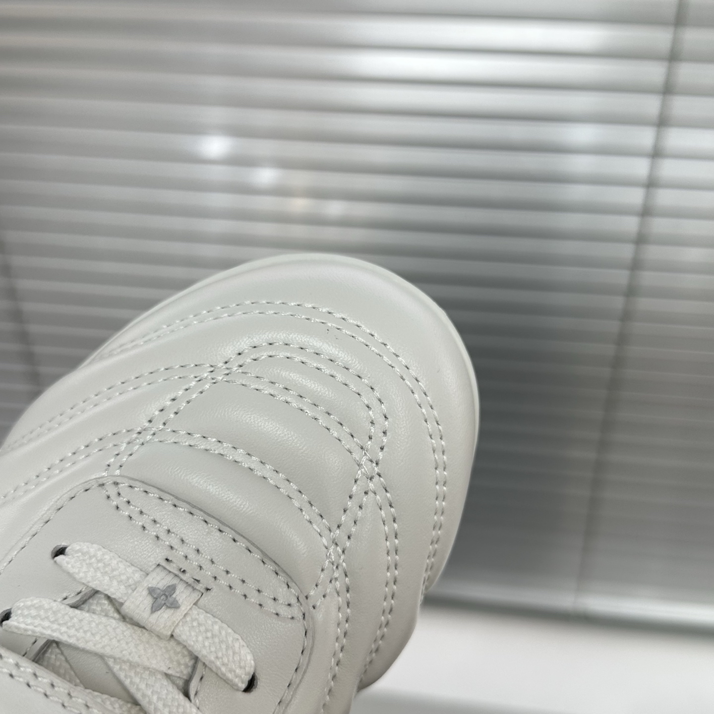 1AHDO9 LV フットプリント サッカー スニーカー