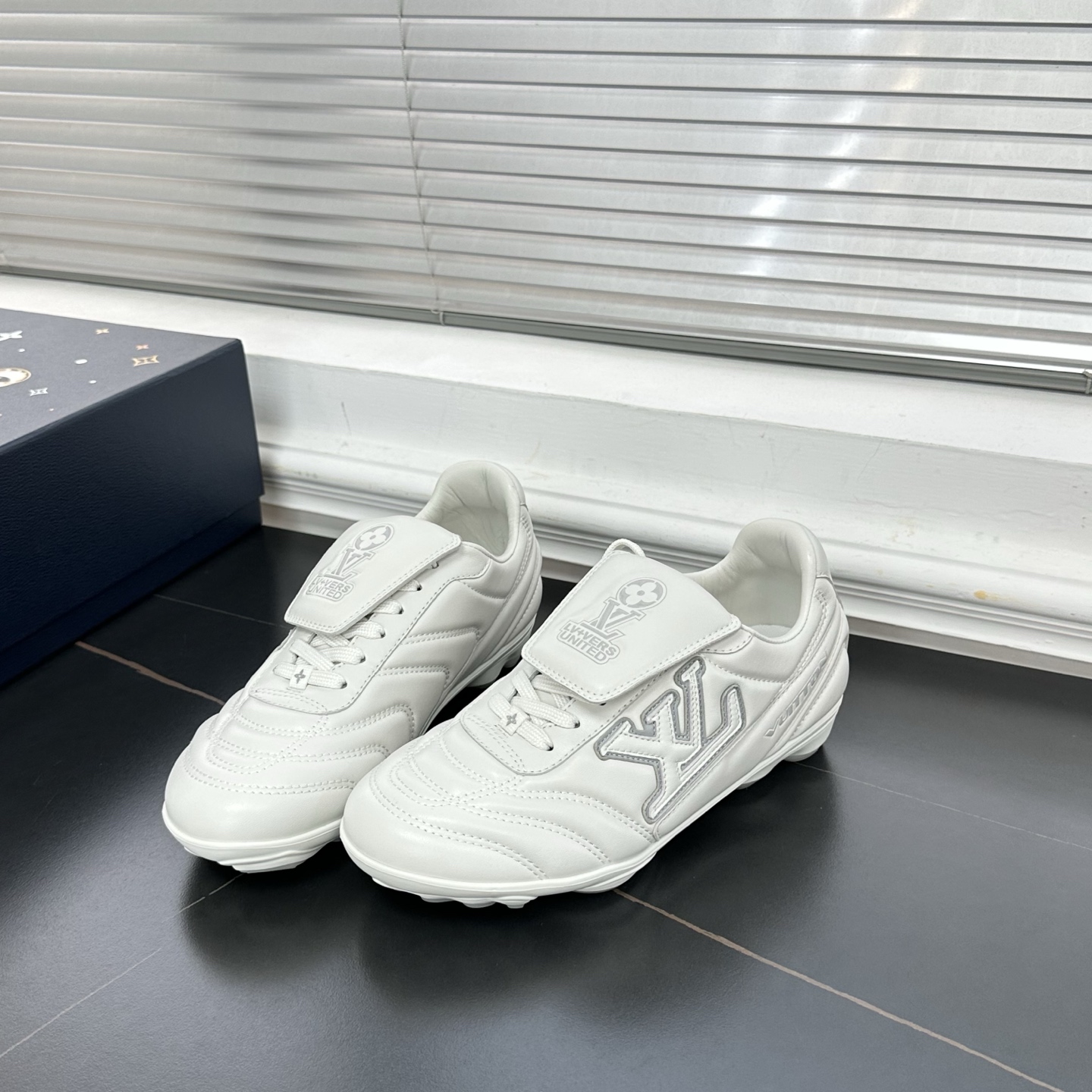 1AHDO9 LV フットプリント サッカー スニーカー