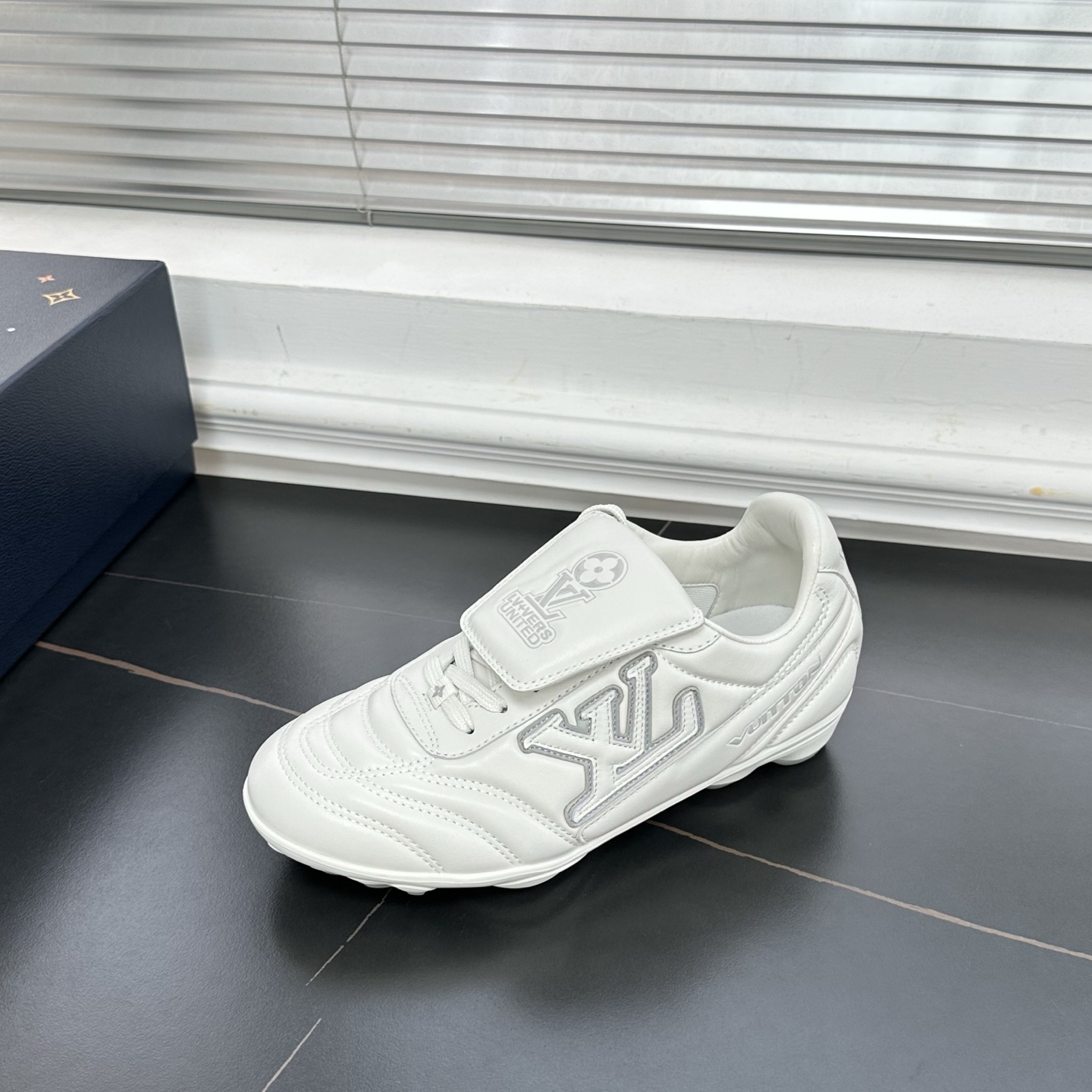 1AHDO9 LV フットプリント サッカー スニーカー