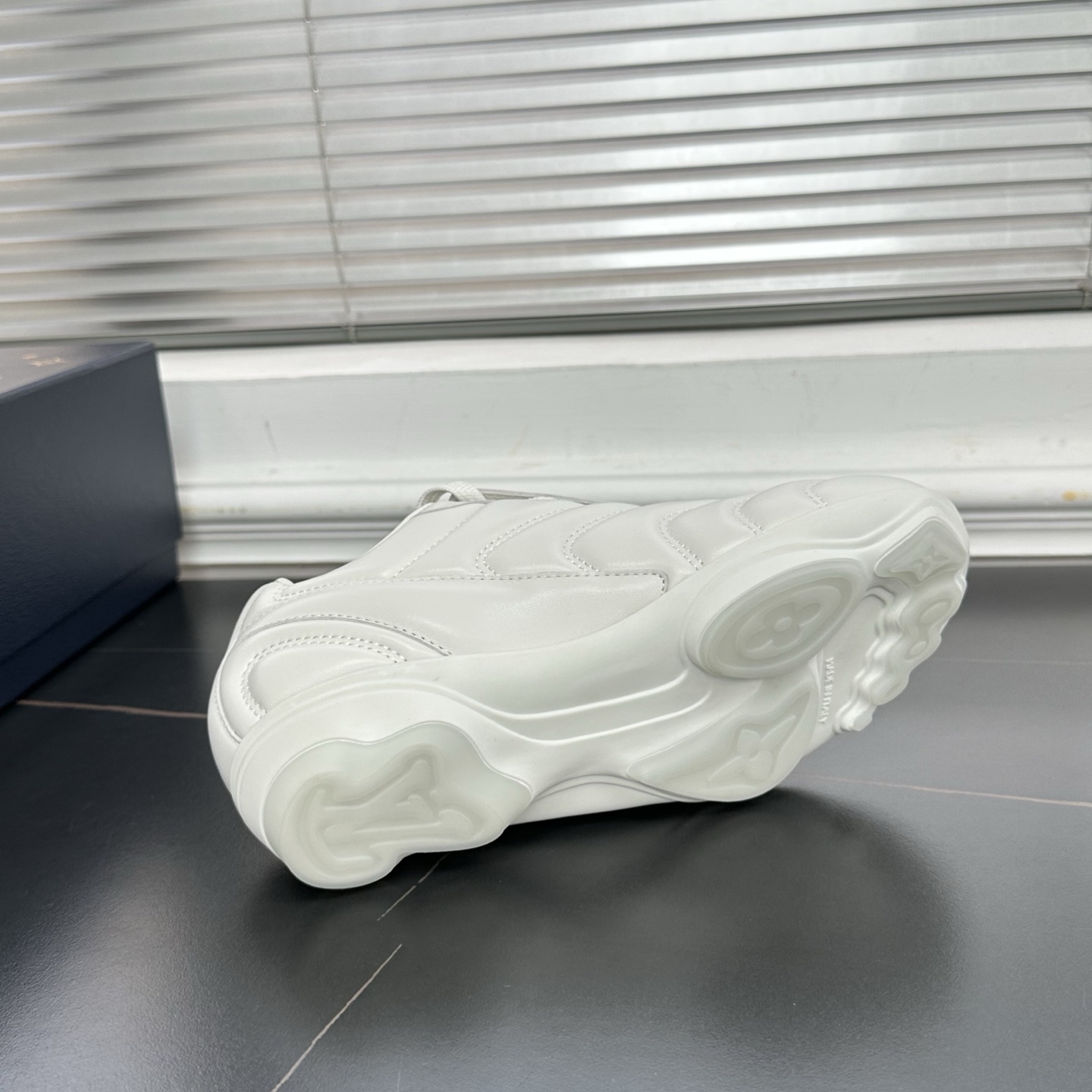 1AHDO9 LV フットプリント サッカー スニーカー