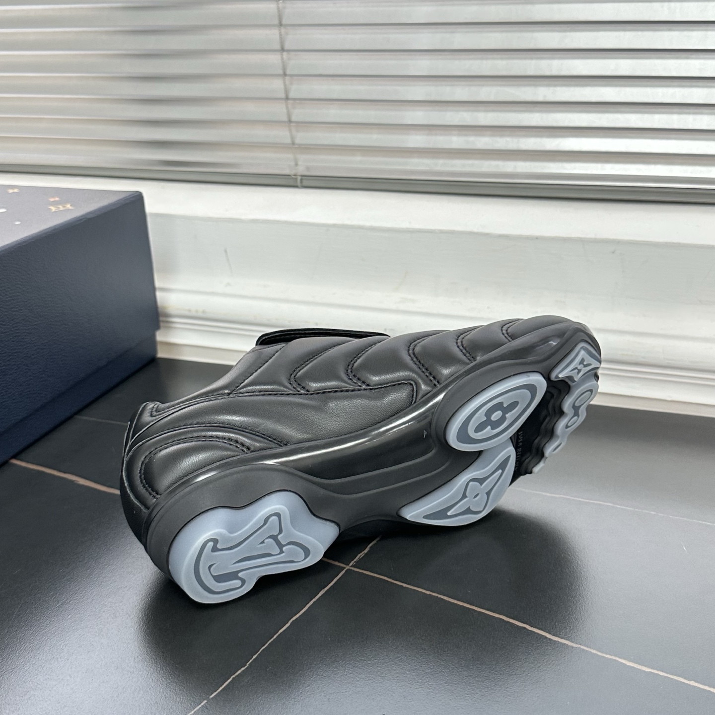 1AINWN LV フットプリント サッカー スニーカー