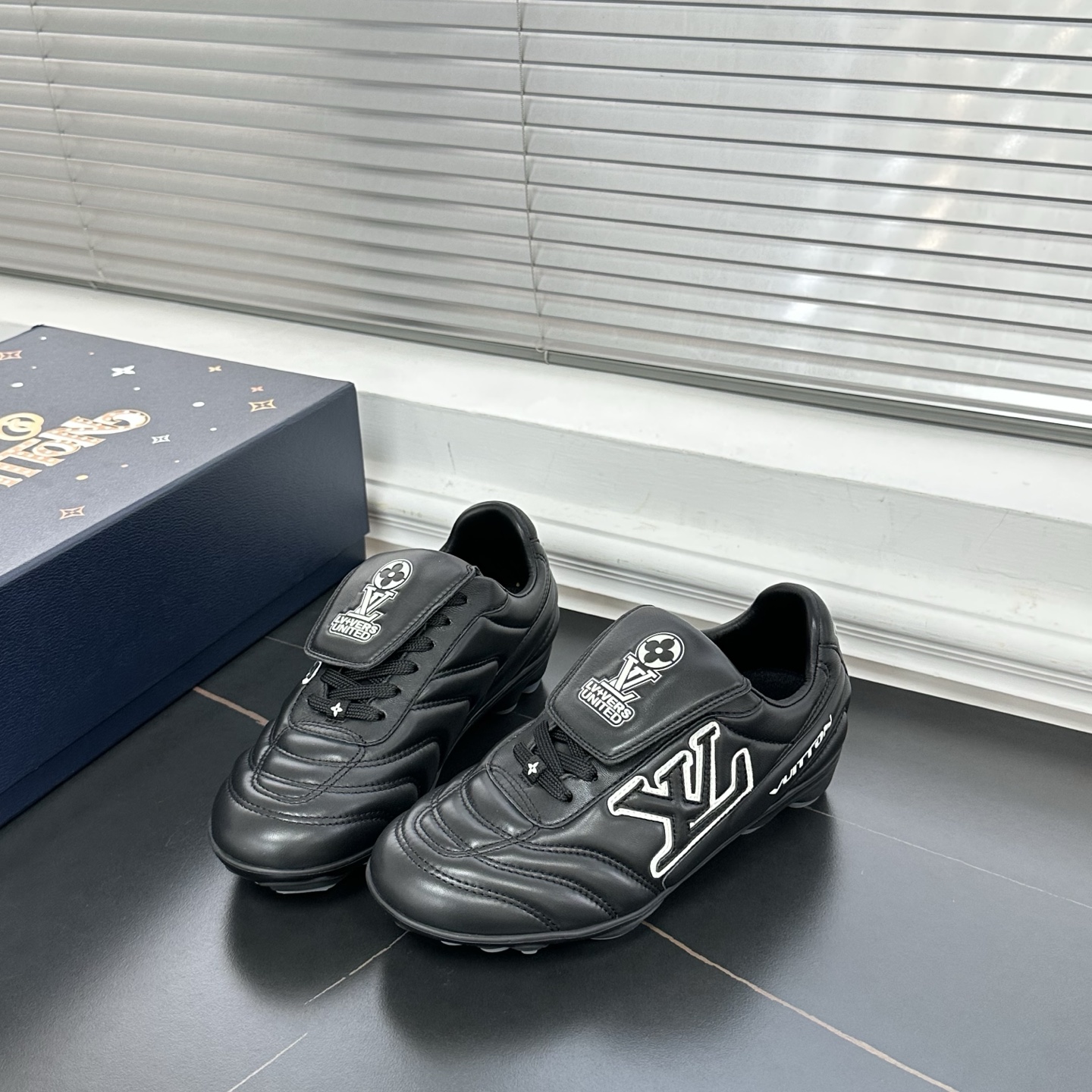 1AINWN LV フットプリント サッカー スニーカー