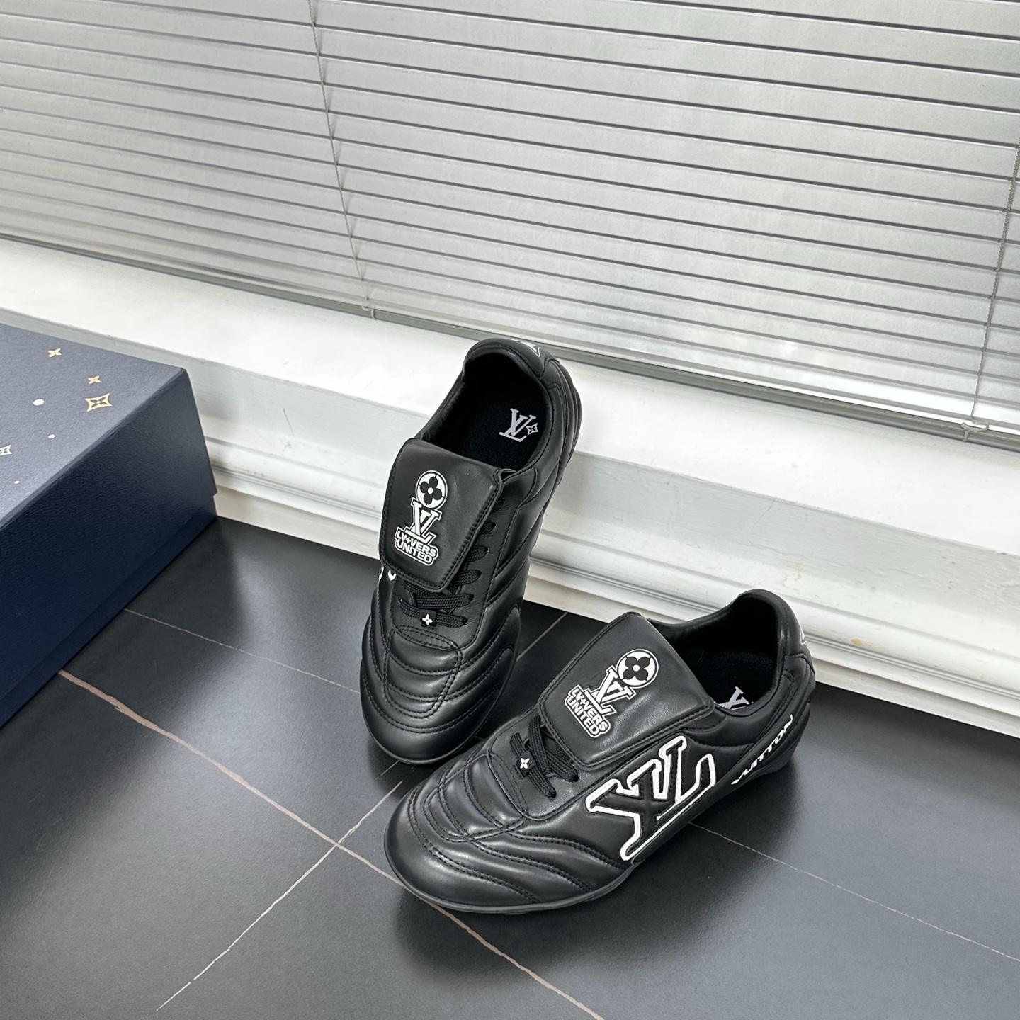 1AINWN LV フットプリント サッカー スニーカー