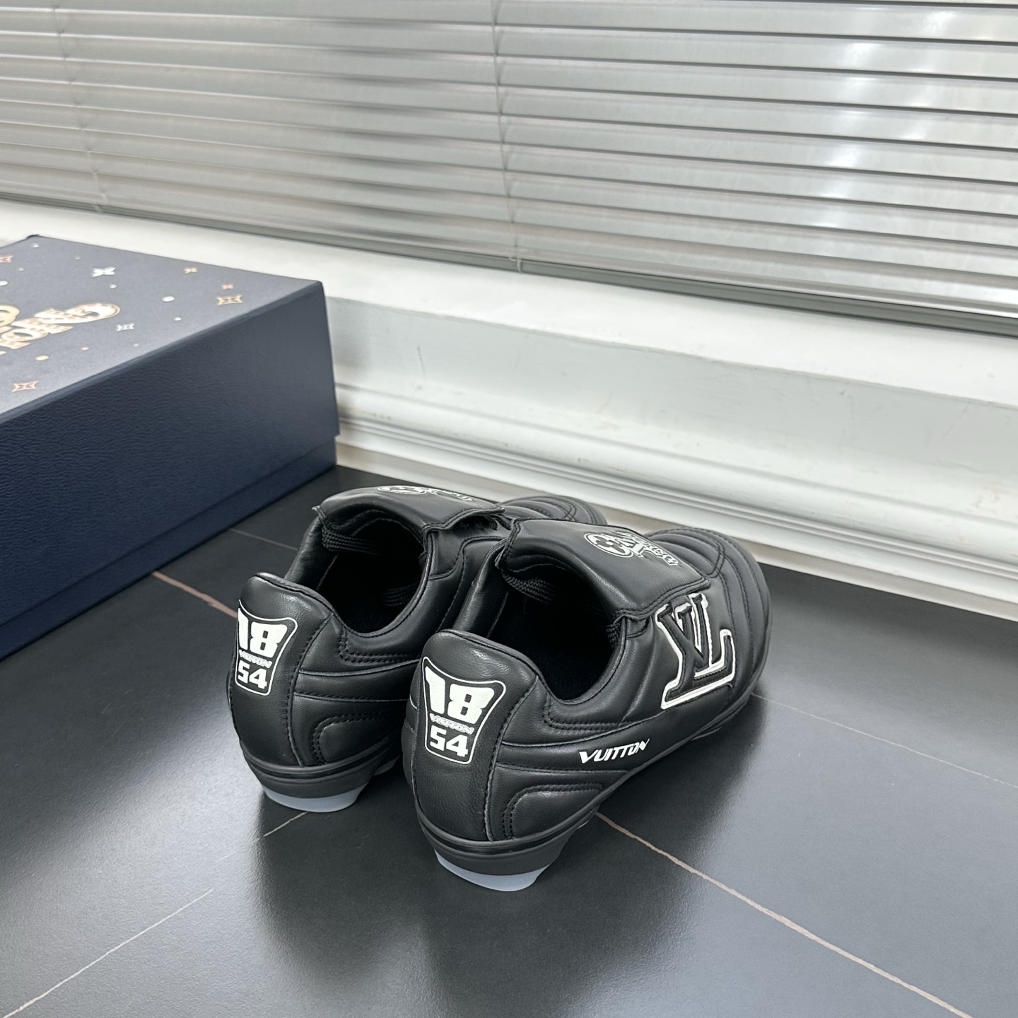 1AINWN LV フットプリント サッカー スニーカー