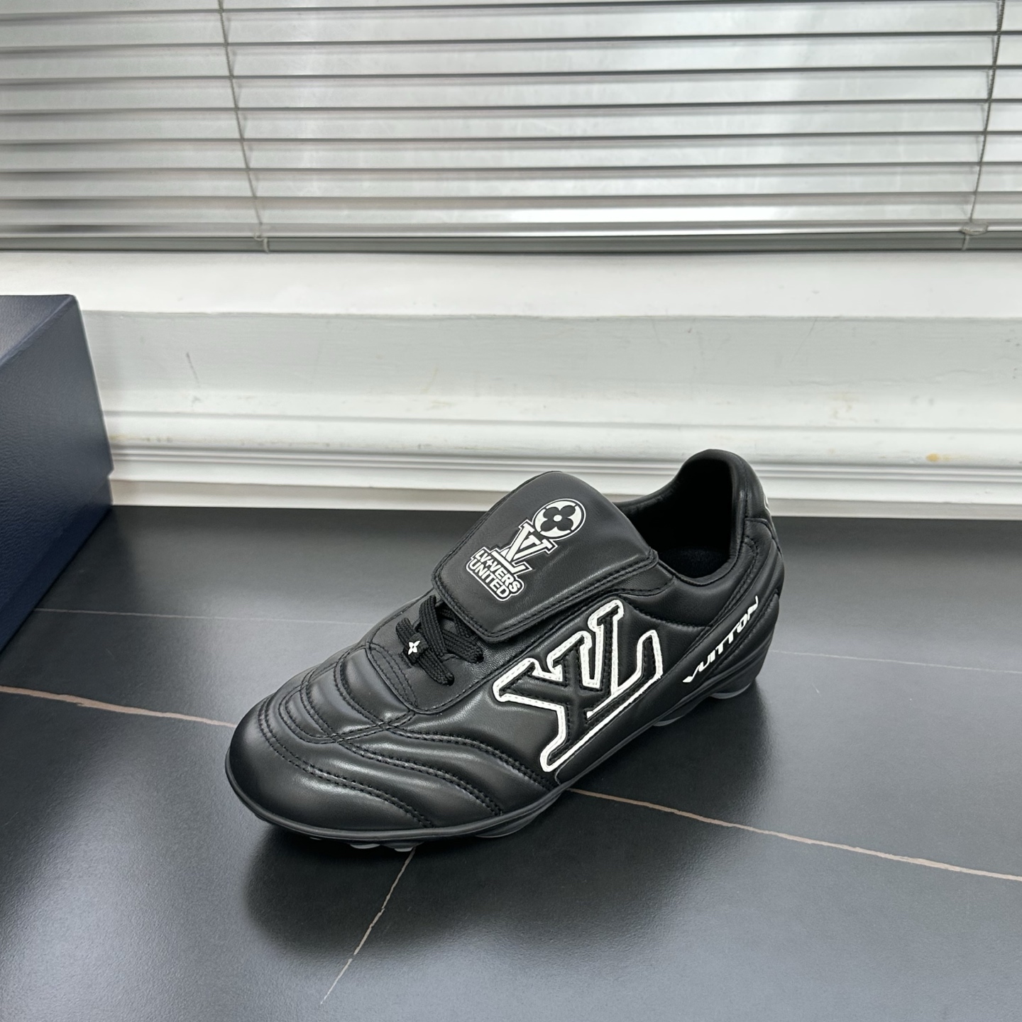 1AINWN LV フットプリント サッカー スニーカー