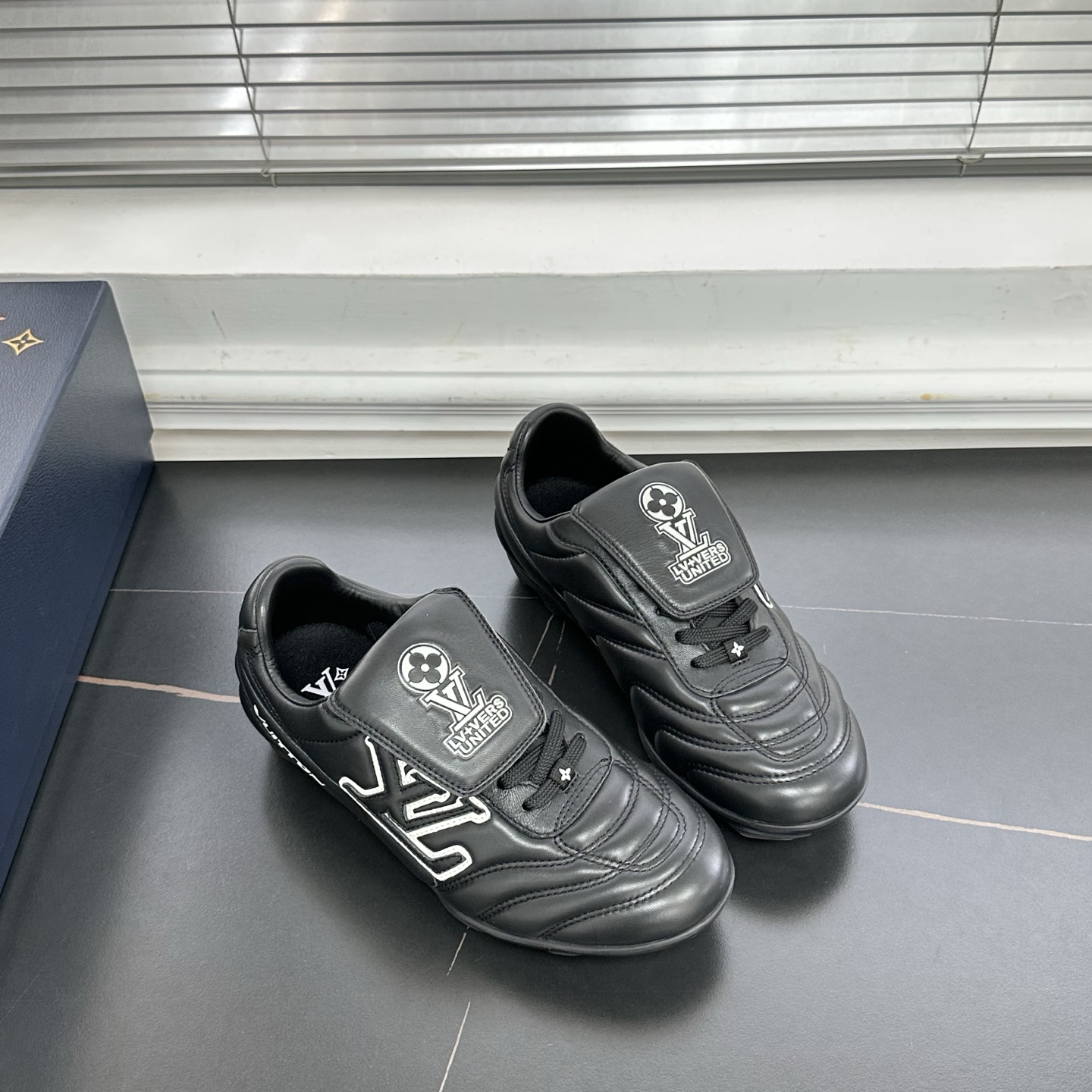 1AINWN LV フットプリント サッカー スニーカー