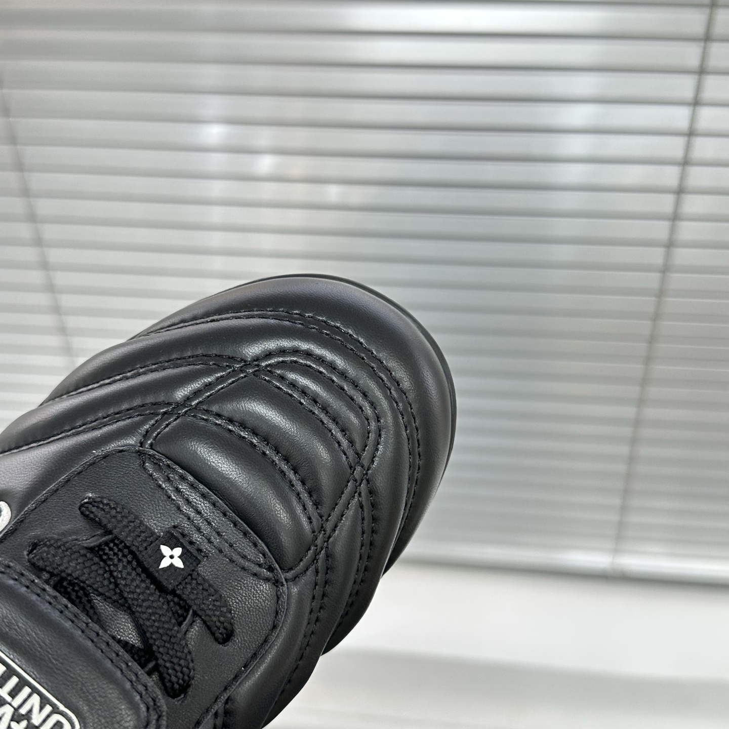 1AINWN LV フットプリント サッカー スニーカー