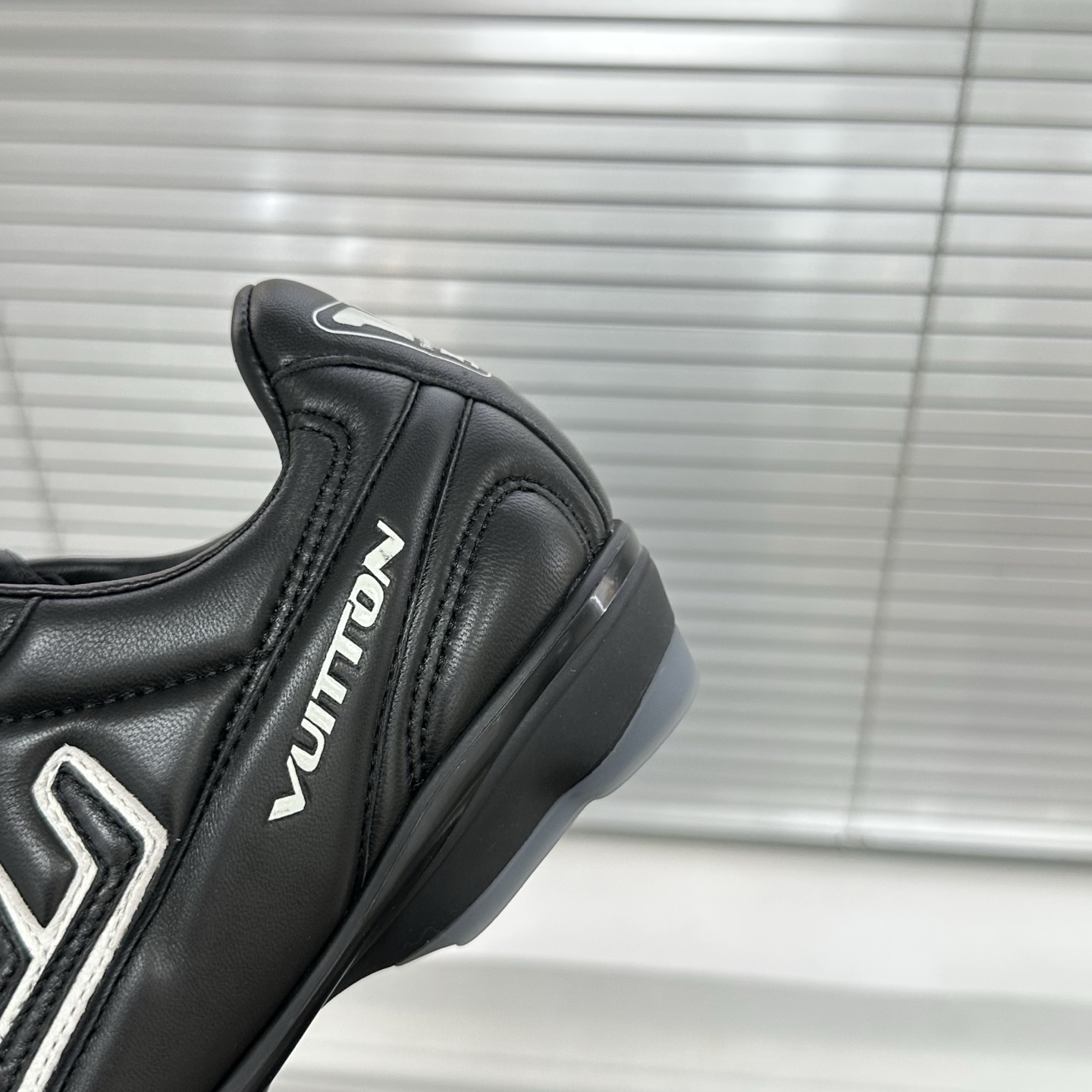 1AINWN LV フットプリント サッカー スニーカー