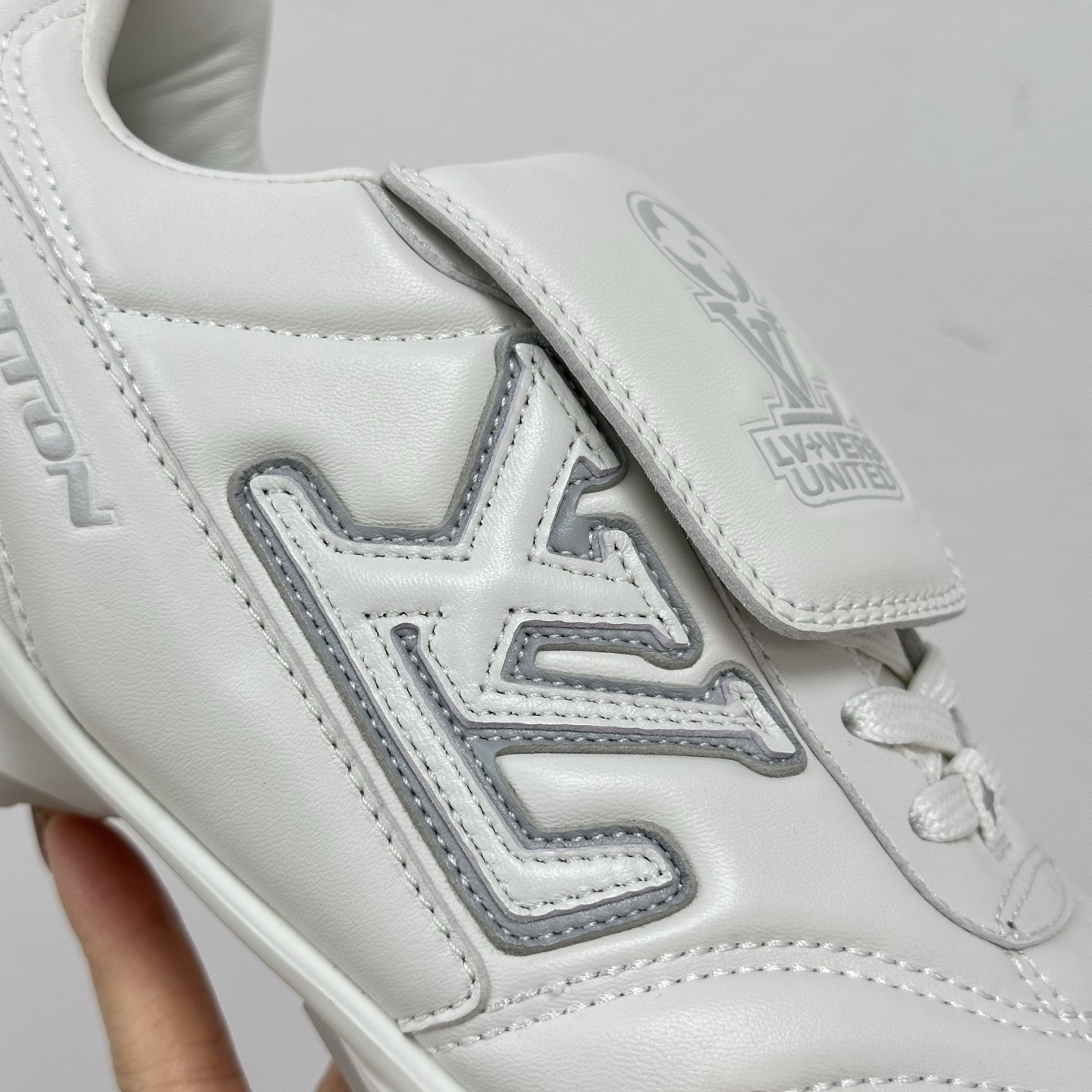 1AHDO9 LV フットプリント サッカー スニーカー