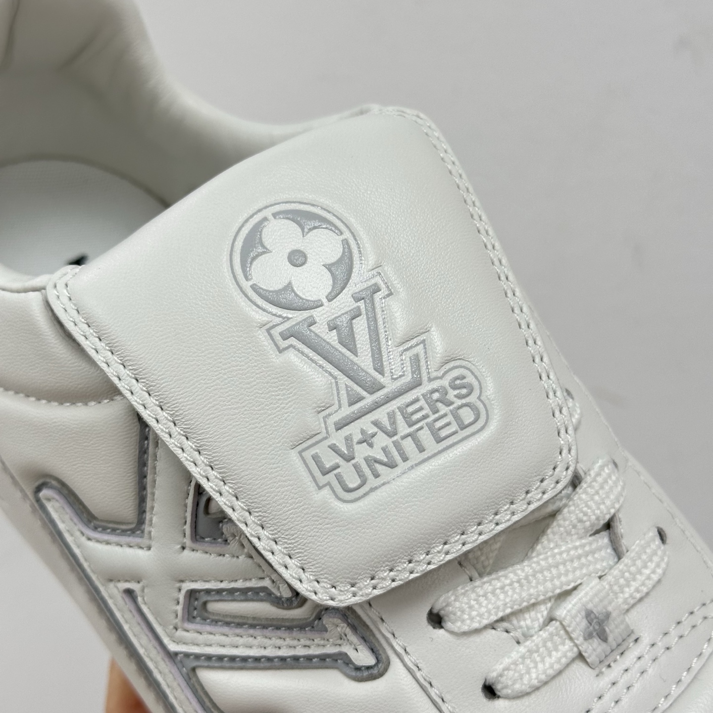 1AHDO9 LV フットプリント サッカー スニーカー