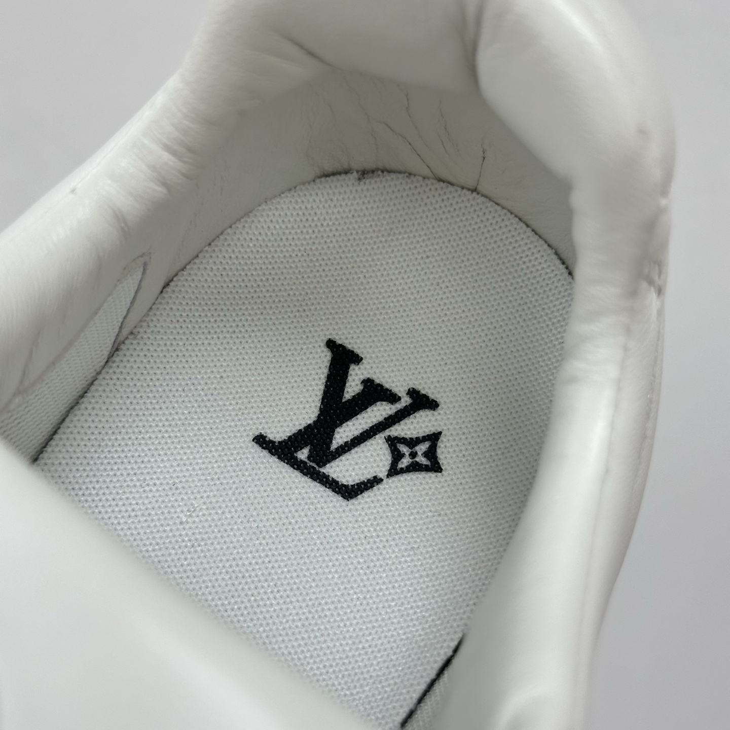 1AHDO9 LV フットプリント サッカー スニーカー