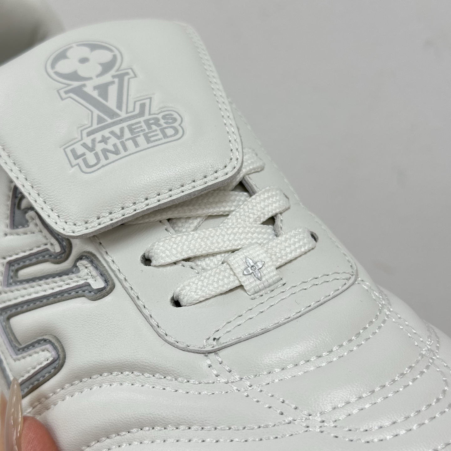 1AHDO9 LV フットプリント サッカー スニーカー