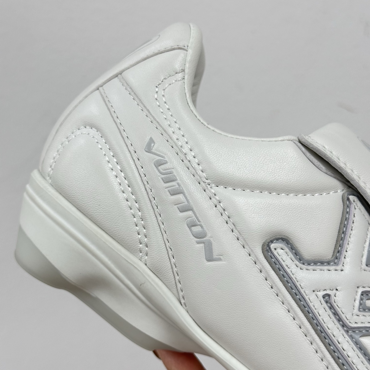 1AHDO9 LV フットプリント サッカー スニーカー