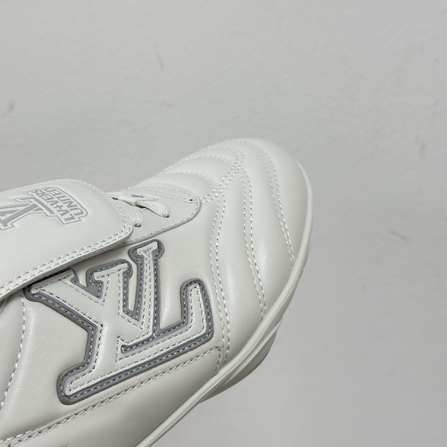 1AHDO9 LV フットプリント サッカー スニーカー