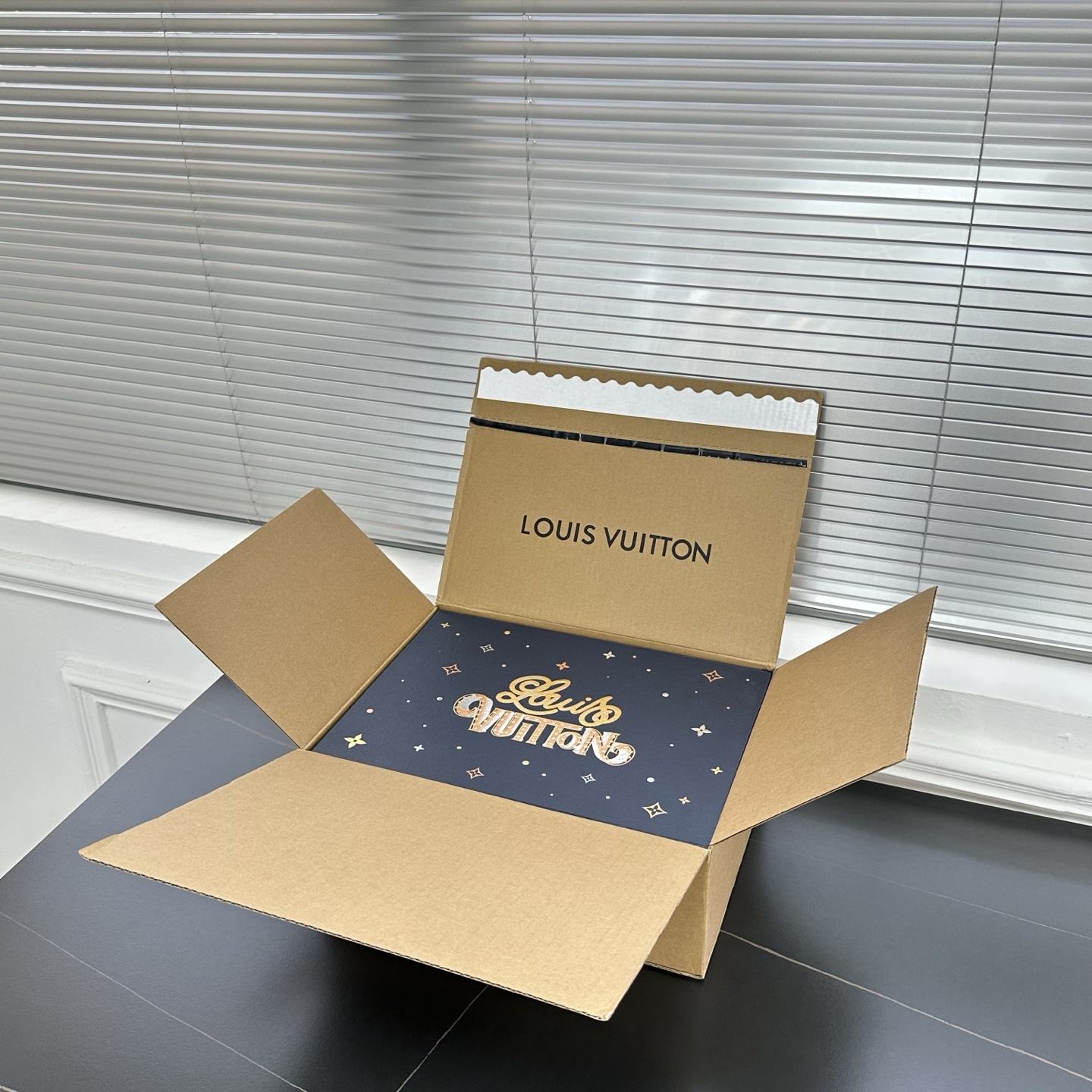 1AHDO9 LV フットプリント サッカー スニーカー