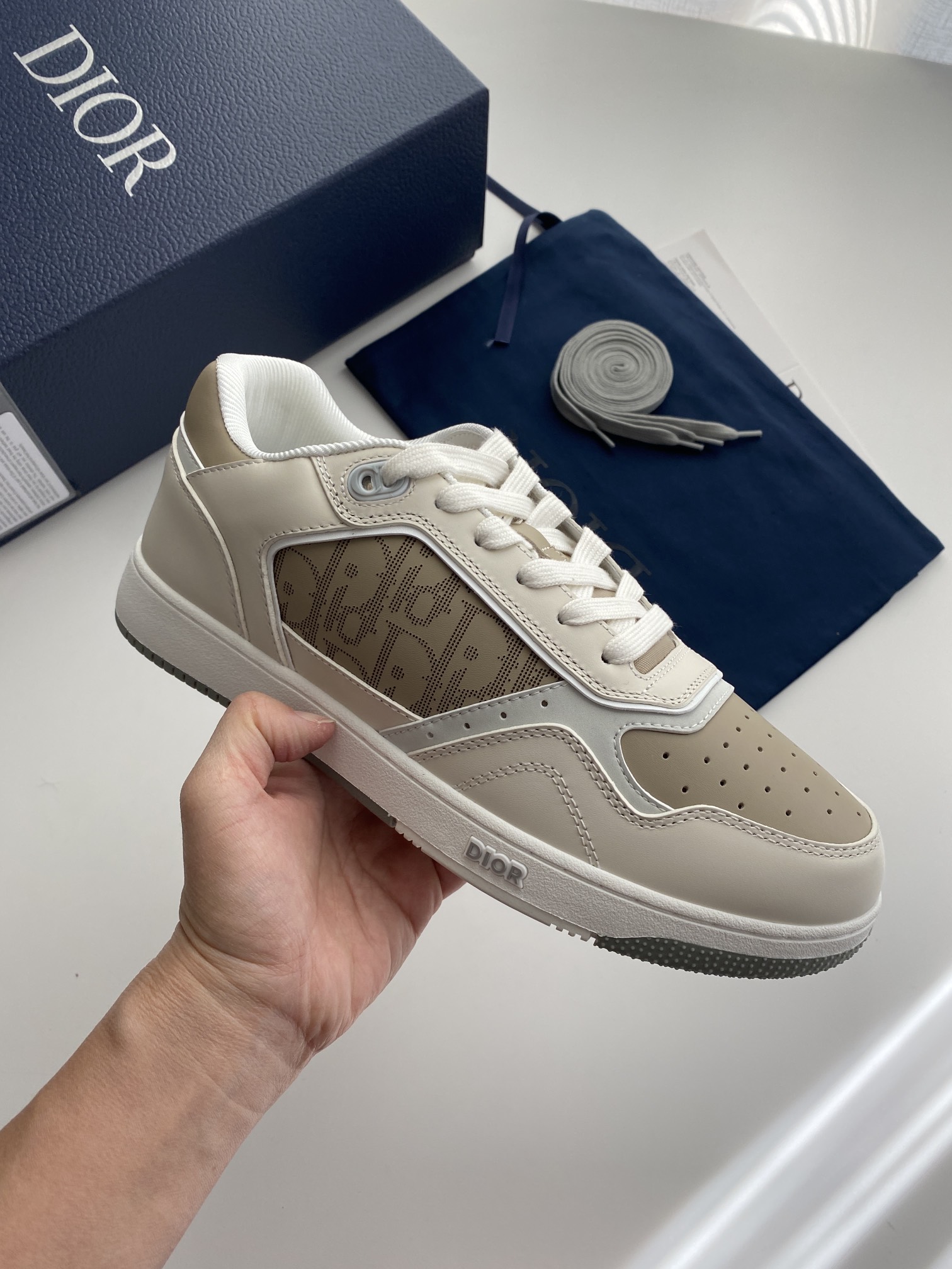 B27 Uptown Low-Top Sneakers