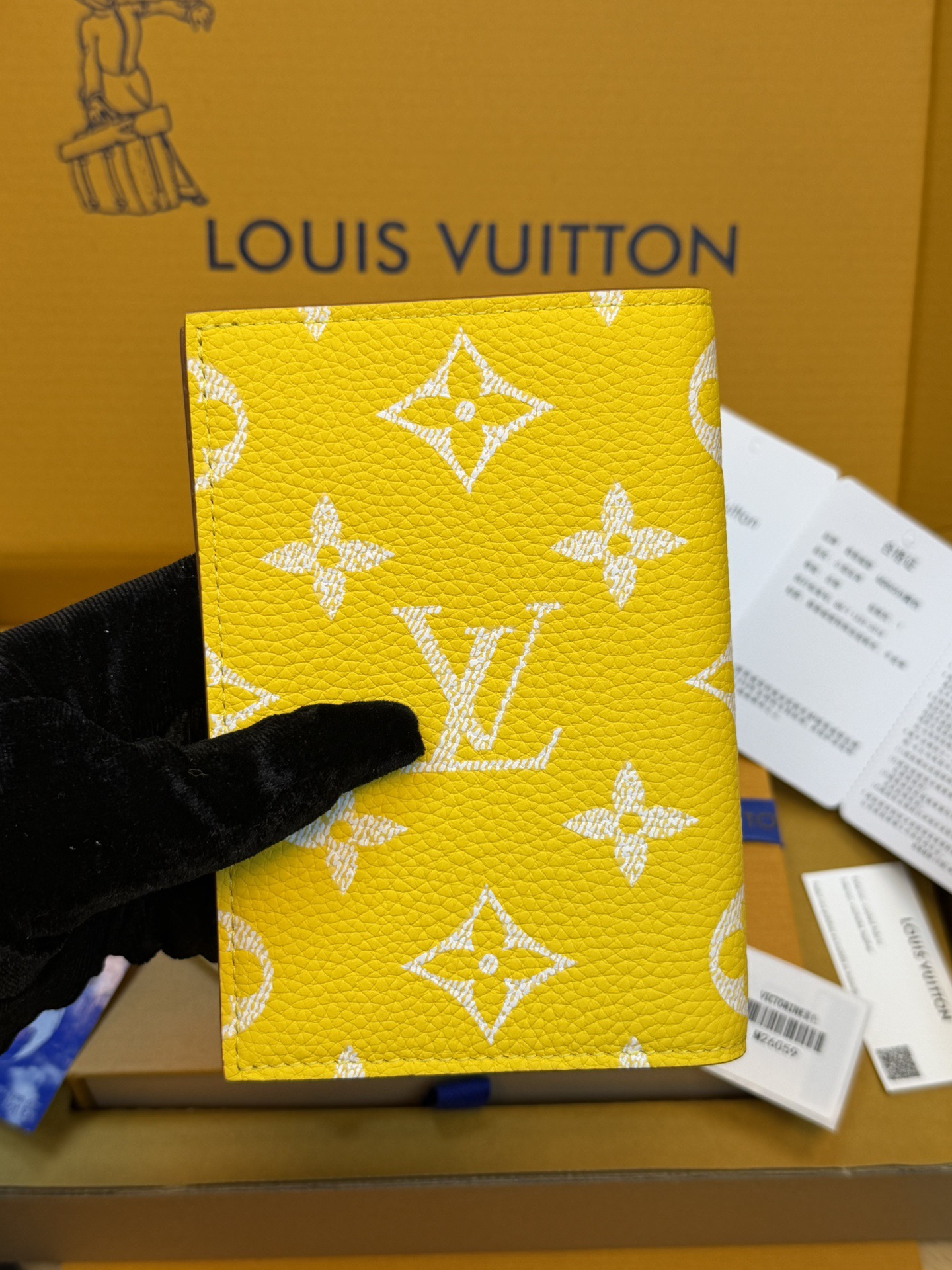 M26059 Passport cover