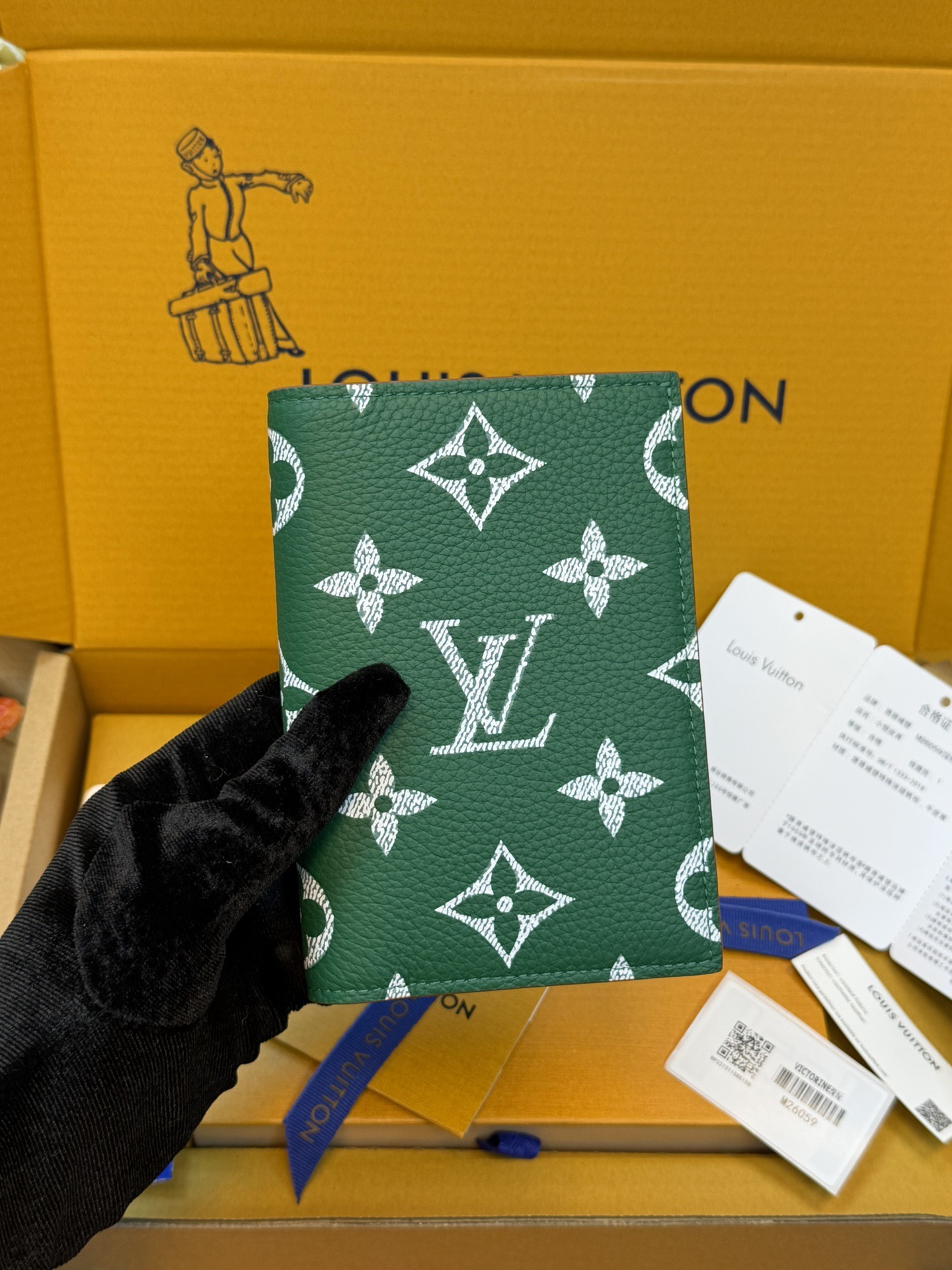 M26059 Passport cover
