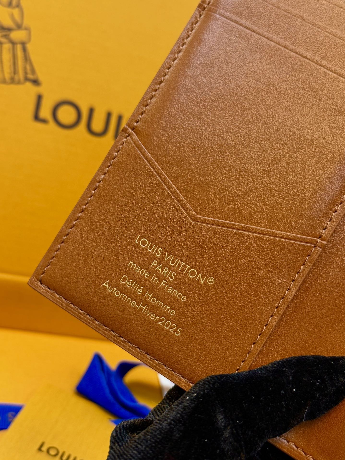 M26059 Passport cover