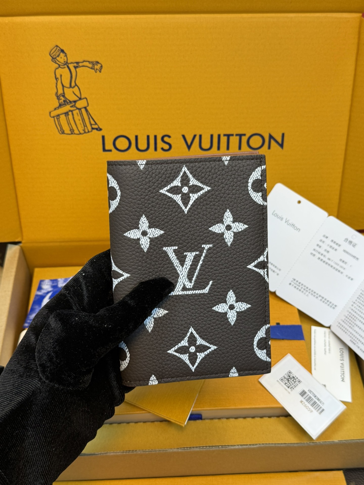 M26059 Passport cover