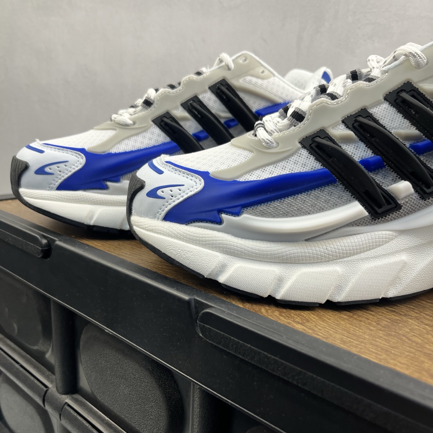 Pharrell Williams × adidas Jellyfish "Team Royal Blue"