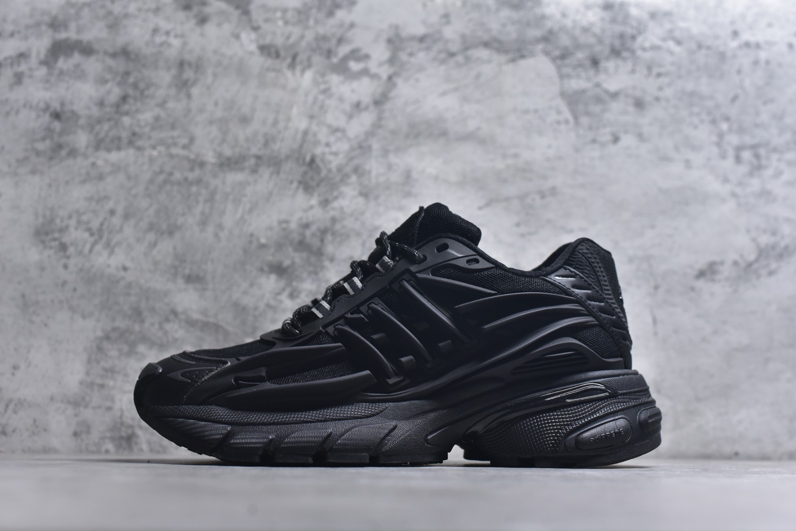 Pharrell Williams × adidas Jellyfish "Carbon/Core Black"