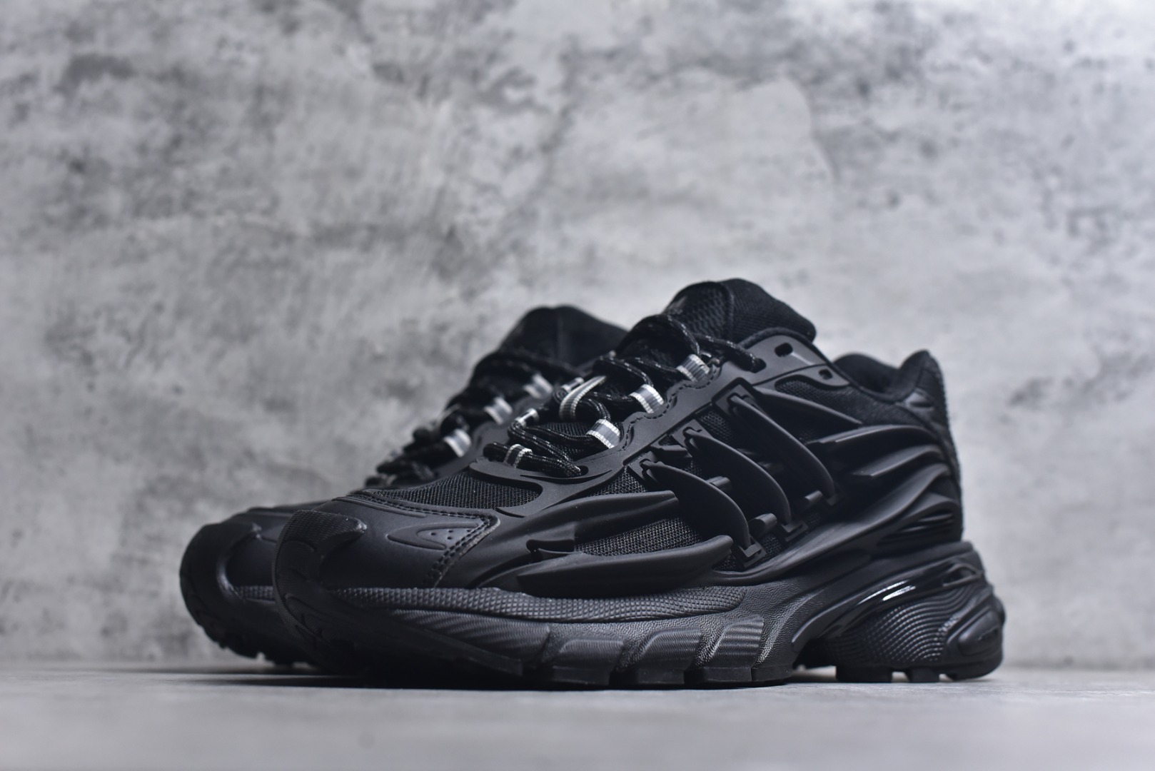 Pharrell Williams × adidas Jellyfish "Carbon/Core Black"