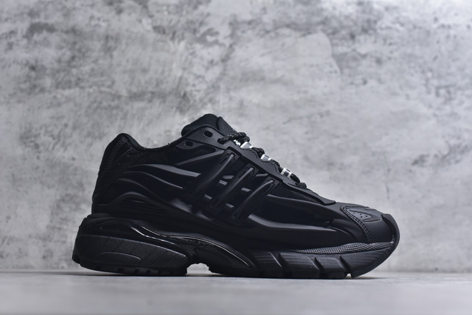 Pharrell Williams × adidas Jellyfish "Carbon/Core Black"