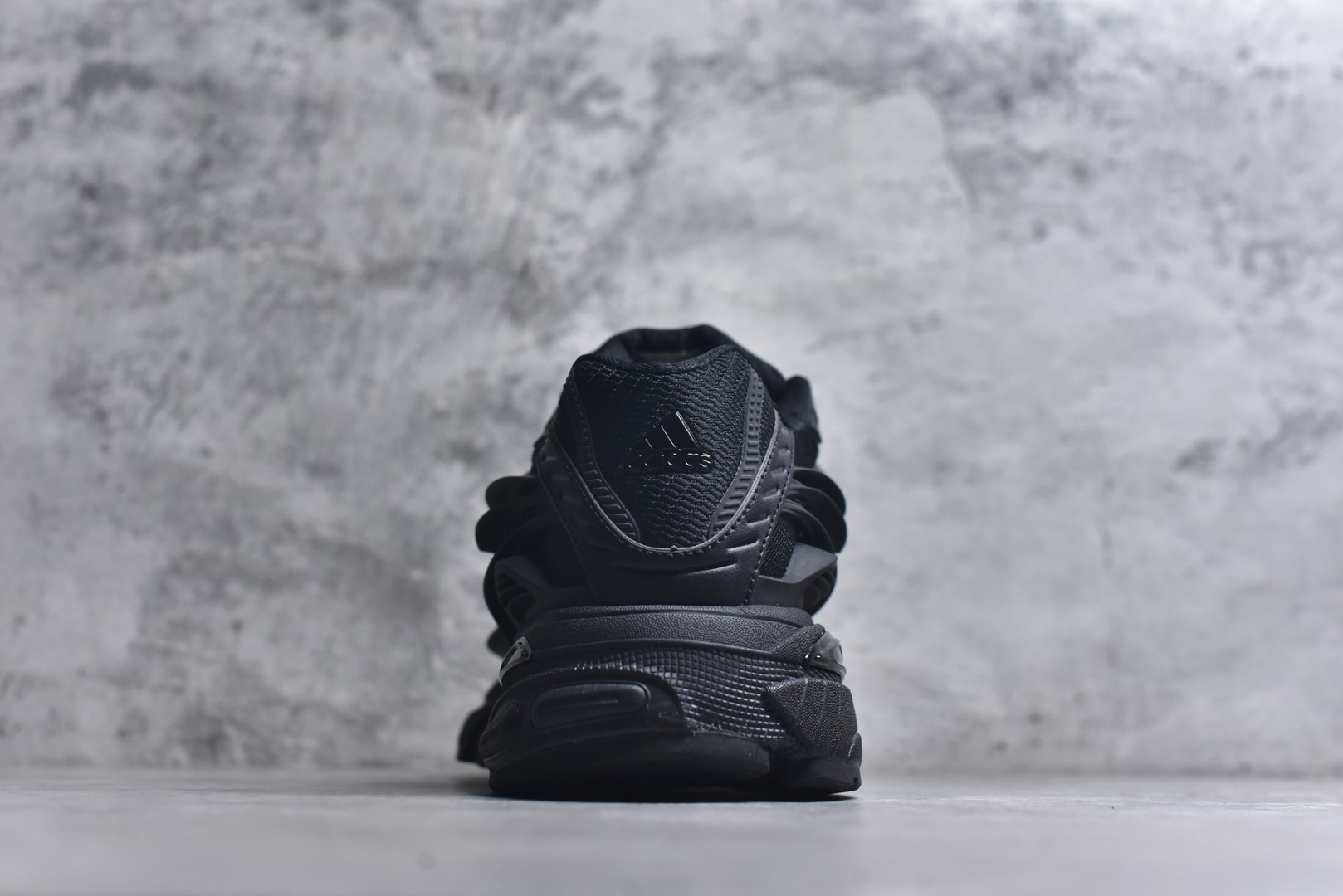 Pharrell Williams × adidas Jellyfish "Carbon/Core Black"