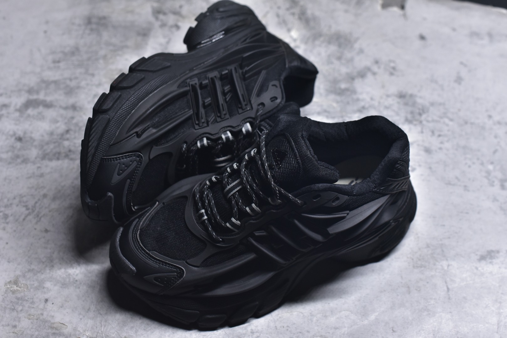 Pharrell Williams × adidas Jellyfish "Carbon/Core Black"