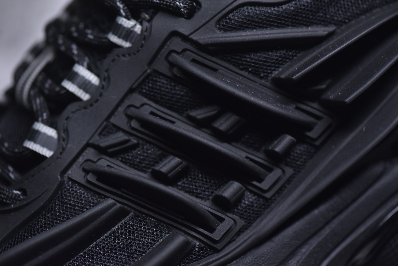 Pharrell Williams × adidas Jellyfish "Carbon/Core Black"