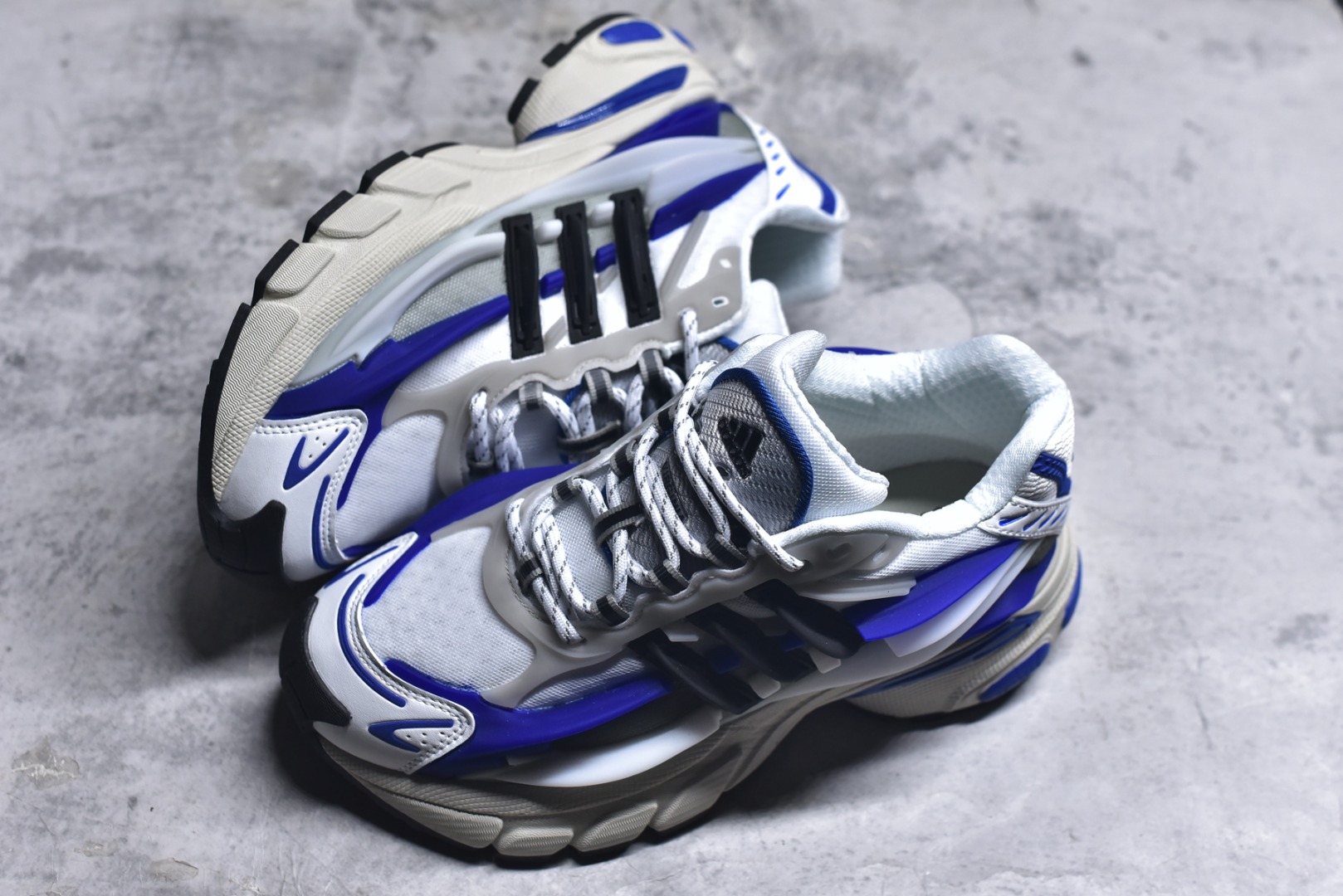 Pharrell Williams × adidas Jellyfish "Team Royal Blue"