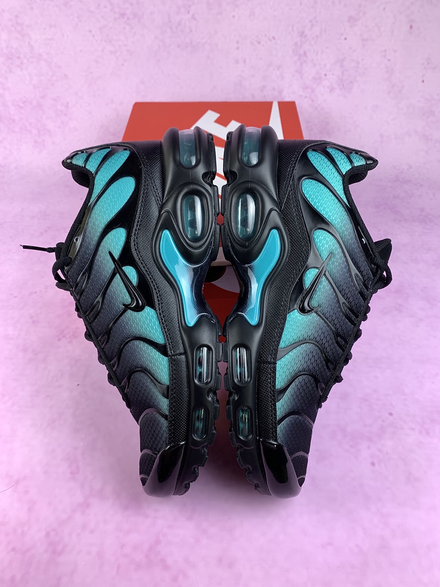 Nike Air Max Plus "Black/Aurora Green"