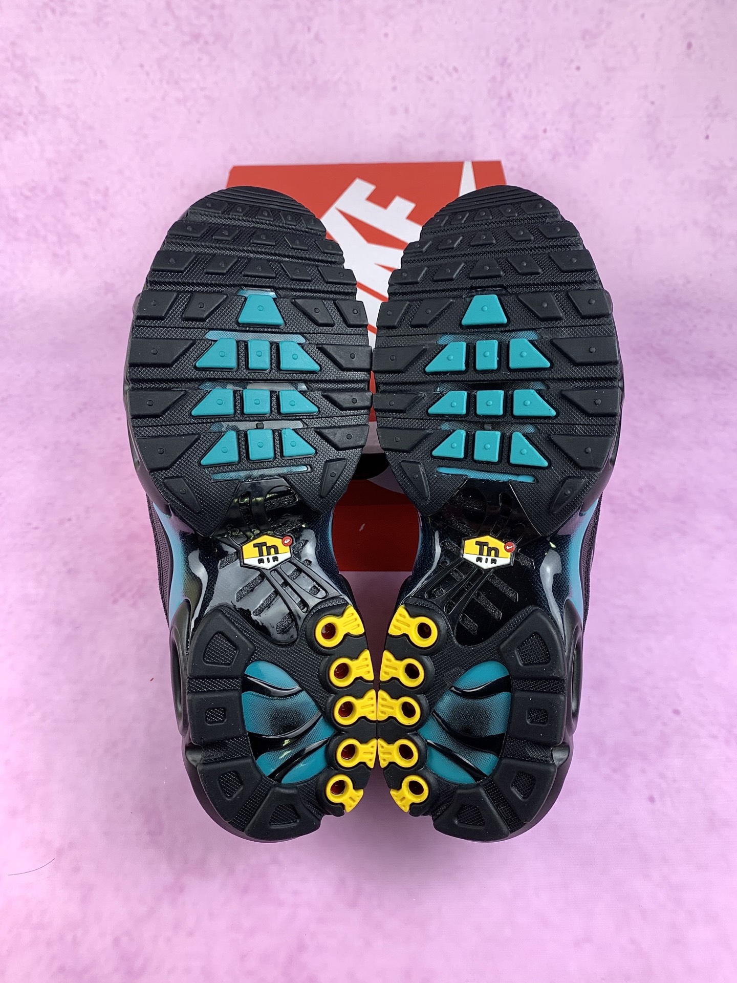 Nike Air Max Plus "Black/Aurora Green"