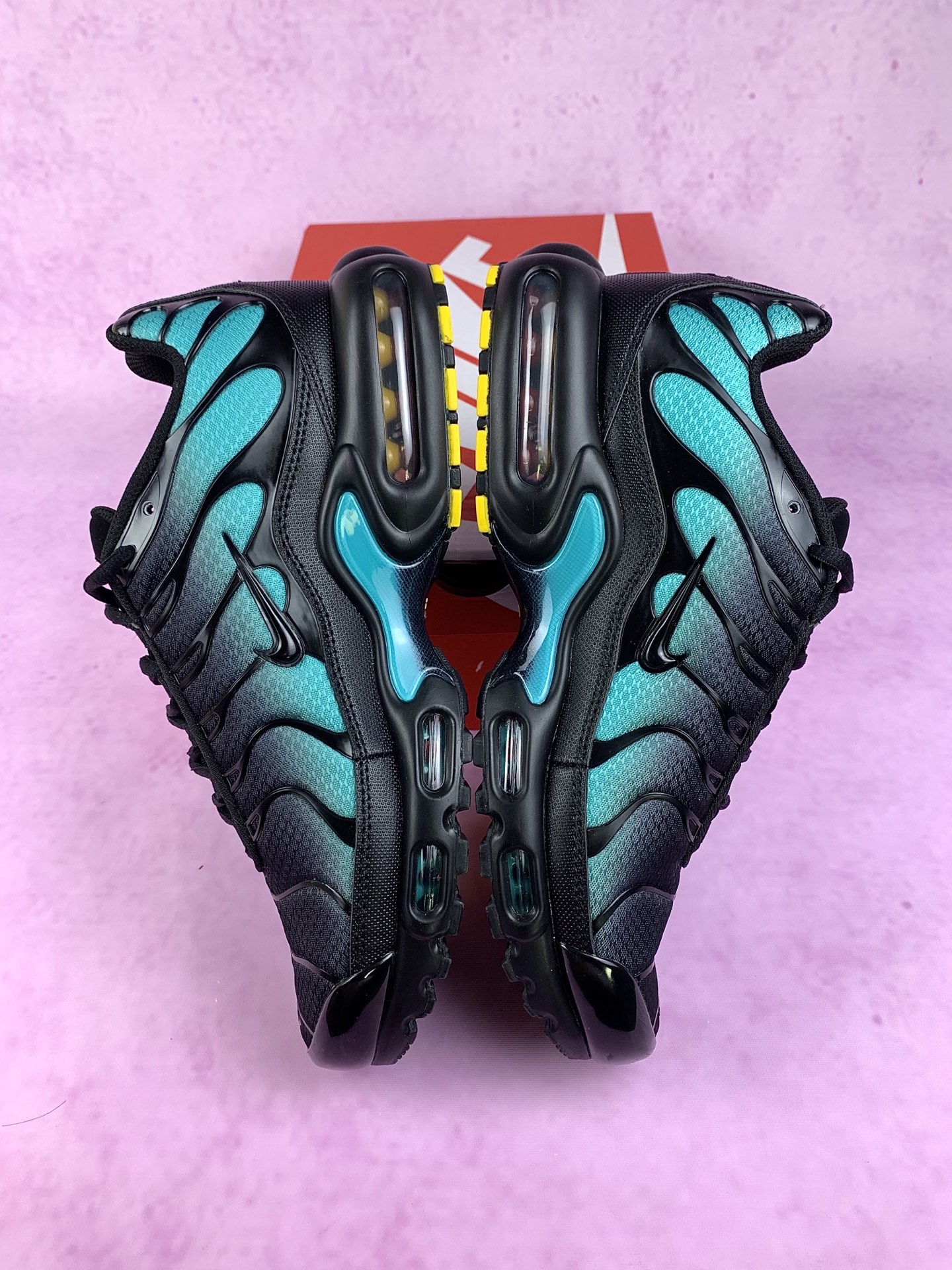 Nike Air Max Plus "Black/Aurora Green"