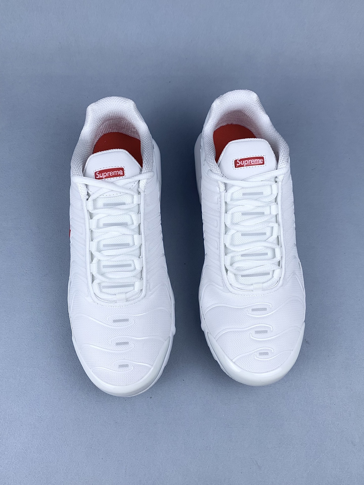 Supreme x Nike Air Max Plus TN "White/Speed Red"  DA1472-100