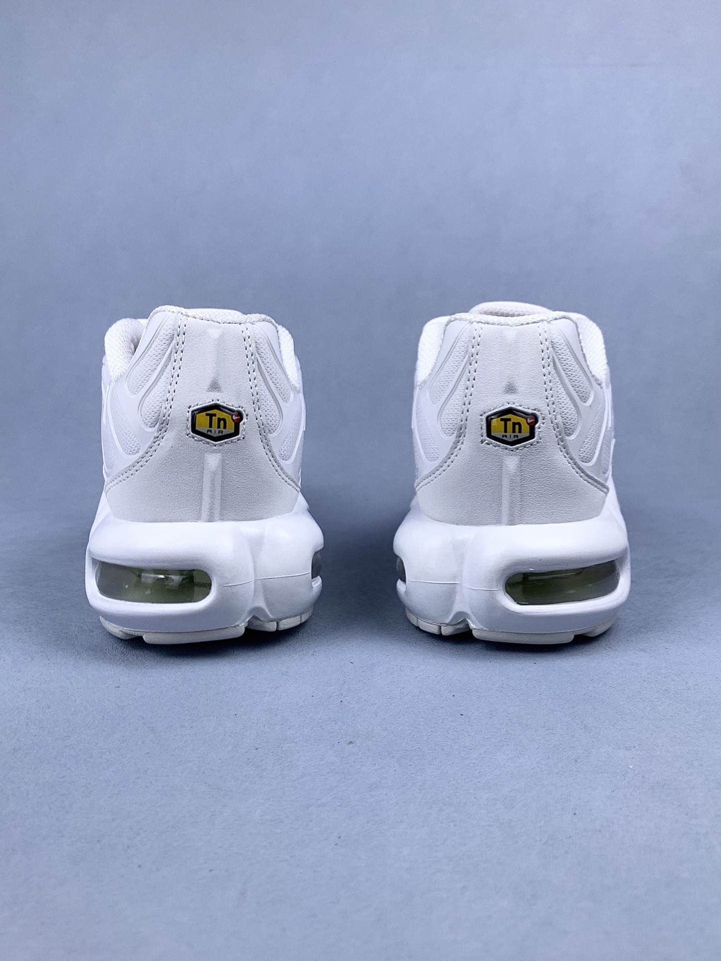 Supreme x Nike Air Max Plus TN "White/Speed Red"  DA1472-100