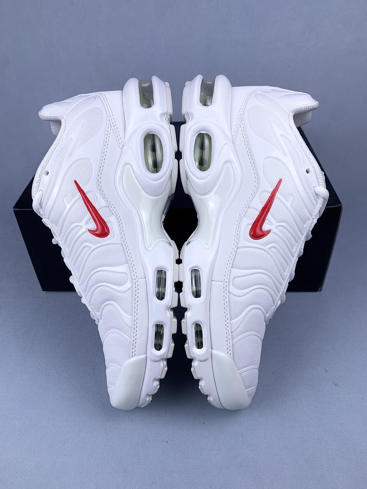 Supreme x Nike Air Max Plus TN "White/Speed Red"  DA1472-100