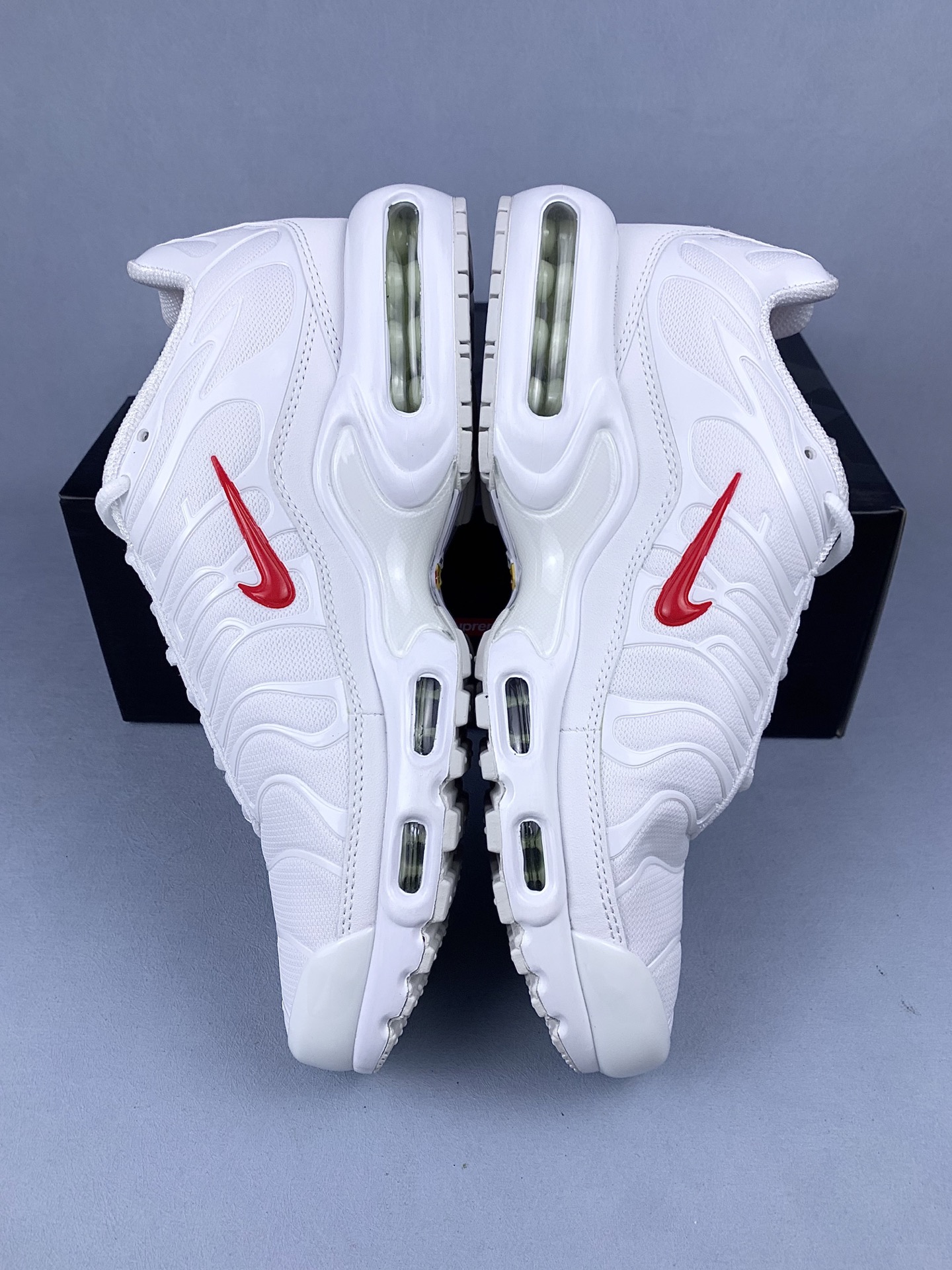 Supreme x Nike Air Max Plus TN "White/Speed Red"  DA1472-100