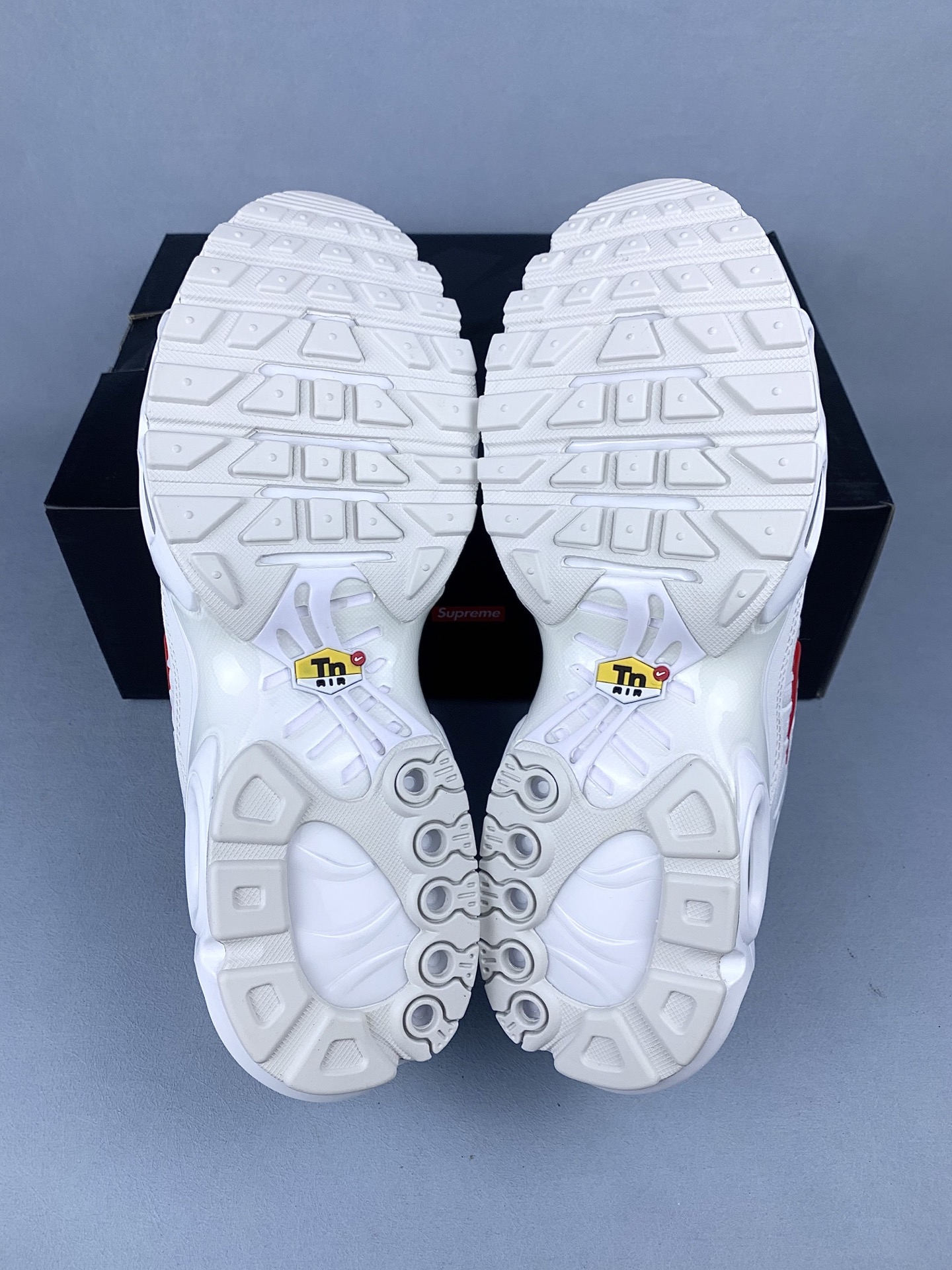 Supreme x Nike Air Max Plus TN "White/Speed Red"  DA1472-100