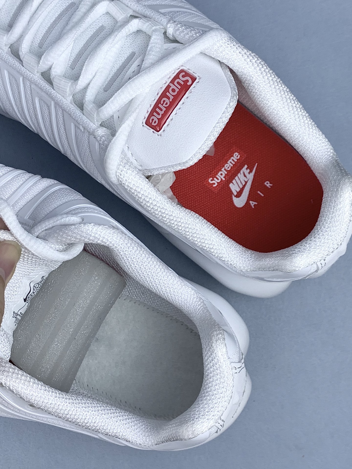 Supreme x Nike Air Max Plus TN "White/Speed Red"  DA1472-100